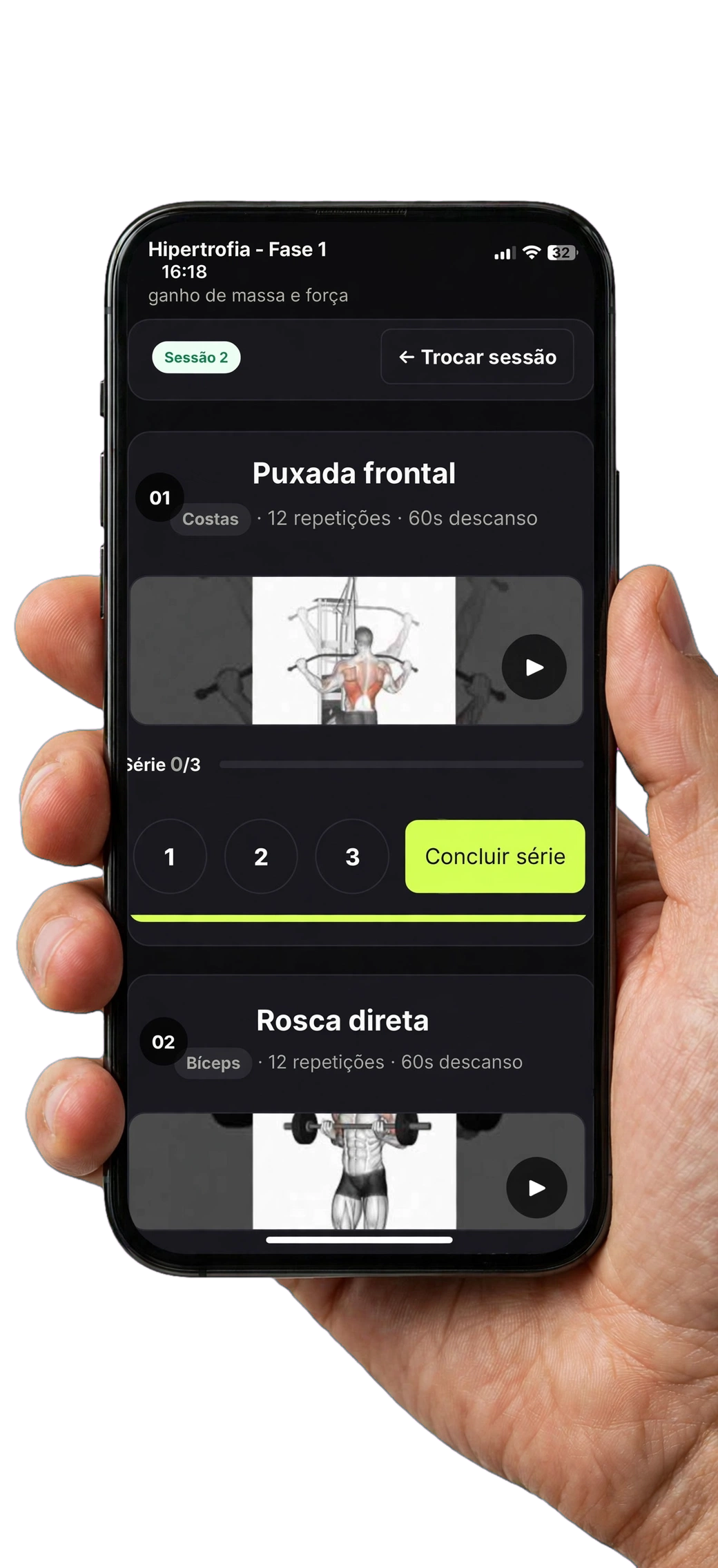 Aluno acompanhando o treino pelo celular
